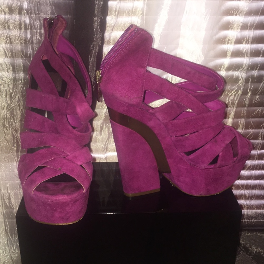 Caged fuchsia wedged heel